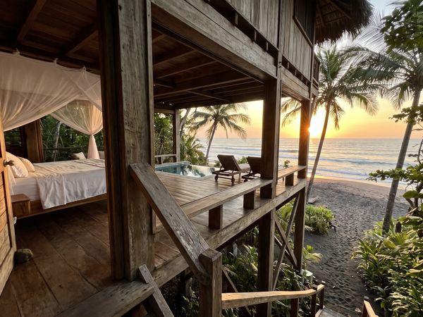 A treehouse room with an infinity porch over the Pacific